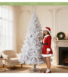 Weißer künstlicher Weihnachtsbaum in warmer Innenraumkulisse mit Model präsentiert
