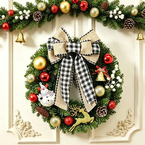 Eleganter Weihnachtskranz mit schwarz-weißer Karoschleife und goldener Rentier-Deko.