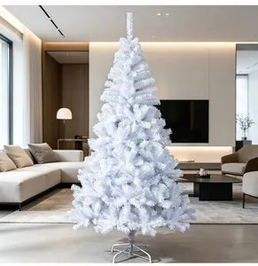 Detailansicht der dichten, lebensechten Zweige an einem weißen künstlichen Weihnachtsbaum.