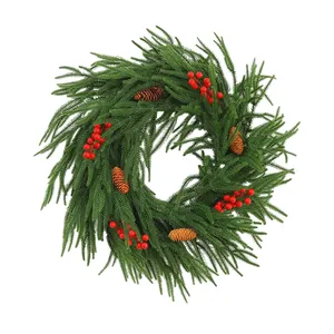 Festlicher Weihnachtskranz mit grünen Tannenzweigen, roten Beeren und echten Zapfen.