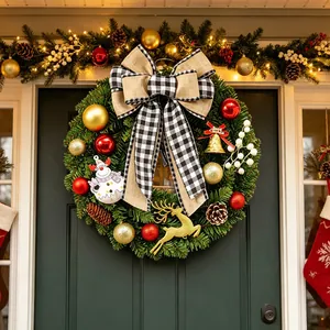 Großer Weihnachts-Türkranz mit schwarz-weiß karierter Schleife und goldenem Rentier