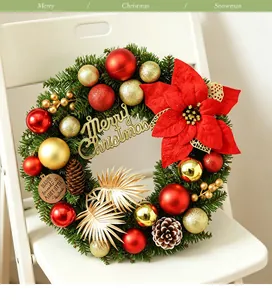 Detailansicht eines festlichen Weihnachtskranzes mit roten Kugeln und Weihnachtsstern