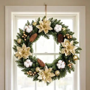 Eleganter Weihnachtskranz mit goldenen Poinsettien Baumwollkapseln und Zapfen Deko