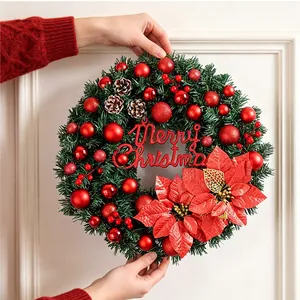 Ghirlanda natalizia rossa e verde con scritta Merry Christmas e stella di Natale