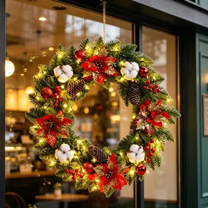 Eleganter Weihnachtskranz mit roten Blumen, Zapfen und LED-Lichtern für Fensterdeko