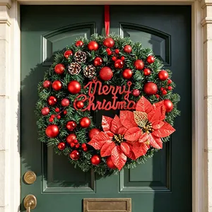 Ghirlanda natalizia artificiale con decorazioni rosse e scritta Merry Christmas sulla porta