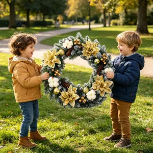 Ghirlanda natalizia artificiale tenuta da due bambini in un parco all'aperto soleggiato