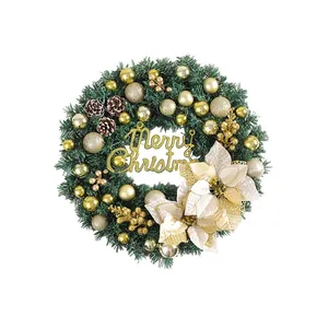 Elegante ghirlanda natalizia con palline d'oro, fiori bianchi e scritta Merry Christmas