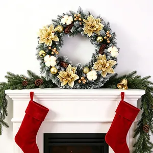 Elegante ghirlanda natalizia con poinsettie dorate e cotone bianco su un camino
