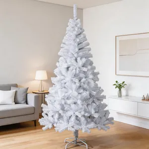 Großer weißer künstlicher Weihnachtsbaum für elegante Festtagsdekoration zu Hause