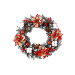 Elegante ghirlanda natalizia ghiacciata con fiori di poinsettia e batuffoli di cotone
