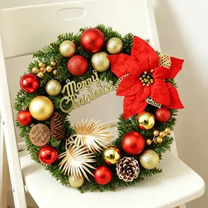 Weihnachtskranz mit roten und goldenen Kugeln und Weihnachtsstern auf weißem Stuhl