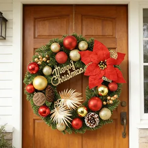 Luxuriöser rot-goldener Weihnachtskranz mit Merry Christmas Schild an einer Haustür