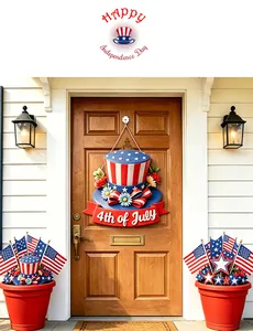 Festliche 4. Juli Türdekoration aus Holz mit Zylinder von Uncle Sam und Banner.