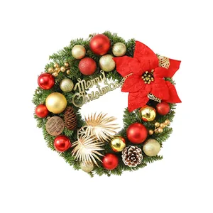 Festlicher Weihnachtskranz mit rotem Weihnachtsstern, goldenem Schmuck und Tannenzapfen-Deko