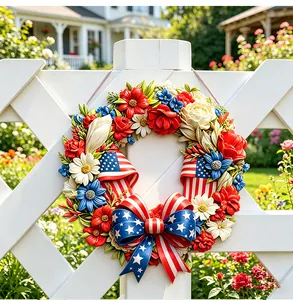 Detailansicht eines patriotischen Kranzes zum 4. Juli mit Blumen und US-Flaggen am Zaun