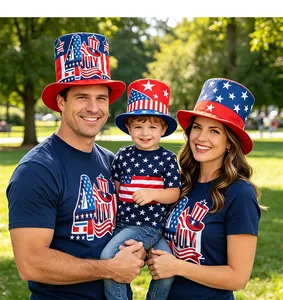 Familia con sombreros y camisetas de bandera estadounidense para el Día de la Independencia