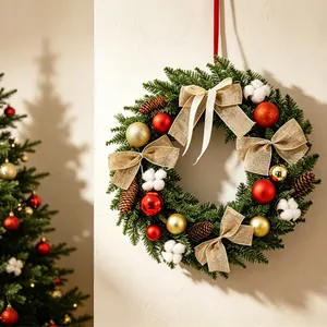 Couronne de Noël classique avec boules rouges, pommes de pin et nœuds en jute.