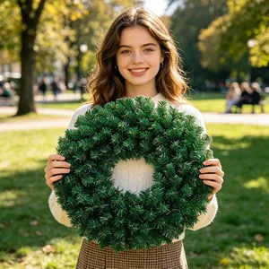 Hermosa corona de Navidad de pino artificial verde para decoración festiva del hogar