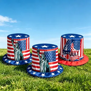 Tres sombreros de copa del Tío Sam con bandera americana y Estatua de la Libertad en hierba