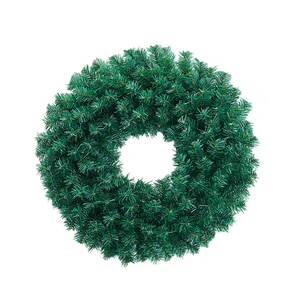 Corona de Navidad artificial verde para decoración festiva en el hogar