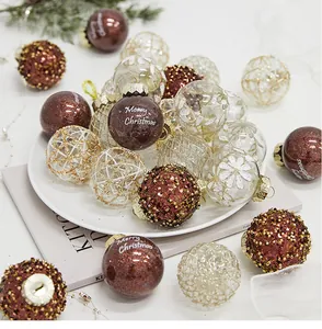 Detail van elegante bruine en transparante kerstballen in een feestelijke setting