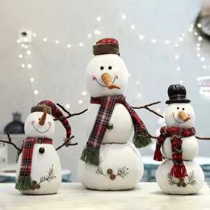 Set van drie pluchen kerstsneeuwpoppen voor feestelijke decoratie in huis en winkel