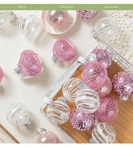 Gedetailleerd overzicht van roze en witte decoratieve kerstballen met glitters en patronen