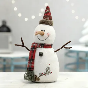 Charmante pluche kerstsneeuwpop met rode geruite muts en sjaal voor feestelijke decoratie.
