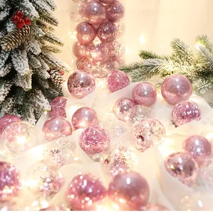 Primo piano di palline di Natale rosa e trasparenti con glitter in un ambiente festivo