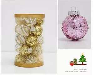Detail van decoratieve kerstballen met glitters en geverfde ontwerpen