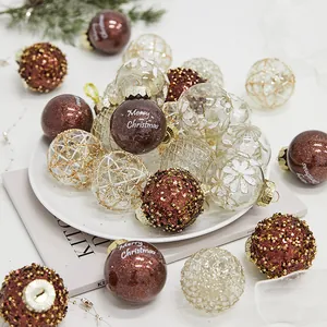 Decoratieve assorti kerstballen met glitterpatronen en tekst Merry Christmas