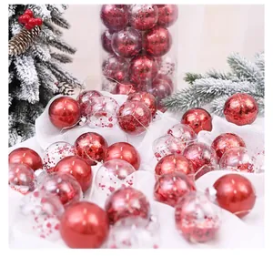 Vista dettagliata di palline di Natale rosse con paillettes e perlate su sfondo neve