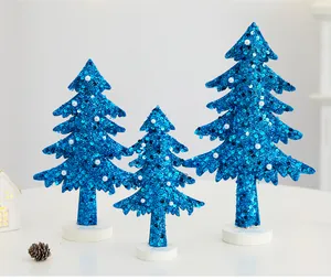 Trois sapins de Noël en non-tissé bleu à paillettes de tailles variées pour décoration de table