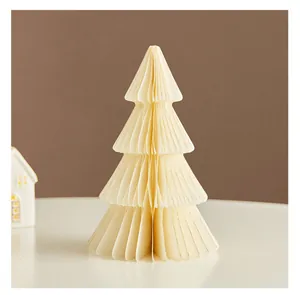 Nahaufnahme eines minimalistischen cremefarbenen Origami-Weihnachtsbaums aus Papier für Tische