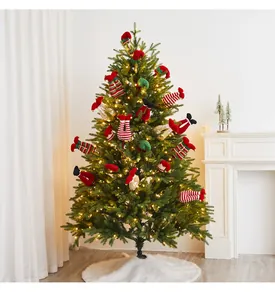 Verspielte Elfenbeine und Hüte als kreative Stoffdekoration an einem Weihnachtsbaum