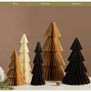 Detailansicht verschiedener Origami-Papier-Weihnachtsbäume in warmen Erdtönen.