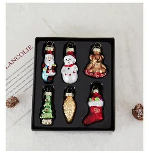 Detailansicht von sechs einzigartigen Glas-Weihnachtsschmuck-Sets in Geschenkbox
