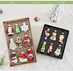 Sortiertes Set aus Glas-Weihnachtsschmuck mit Weihnachtsmann und Schneemann in Boxen