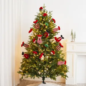 Weihnachtsbaum dekoriert mit plüschigen Elfenbeinen und Hüten in Rot, Grün und Weiß