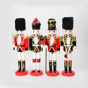 Set di quattro soldati schiaccianoci tradizionali in legno da 30 cm con uniformi in stoffa
