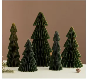 Ein Set aus fünf grünen Origami-Weihnachtsbäumen aus Papier für elegante Tischdekoration