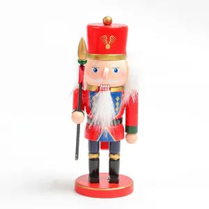 Vue détaillée du casse-noisette soldat en bois de 15 cm avec lance, décor de Noël