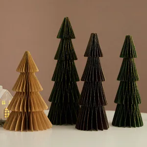 Set aus vier eleganten Origami-Weihnachtsbäumen aus Papier für festliche Tischdeko.