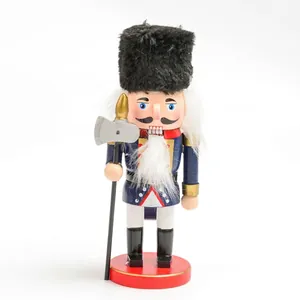 Gros plan détaillé d'une figurine de soldat casse-noisette en bois de 15 cm avec hache
