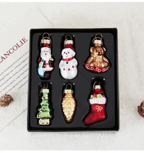 Detailansicht eines 6-teiligen Glasschmuck-Sets für Weihnachten in schwarzer Box