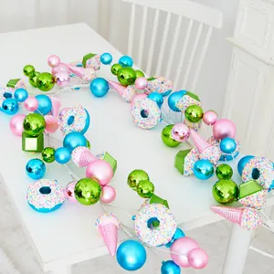Guirlande de Noël vibrante avec des ornements de glaces et de beignets pour décoration