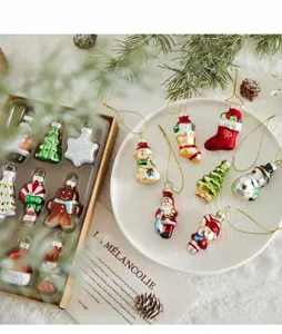 Lot de diverses suspensions de Noël en verre avec Père Noël et figurines festives