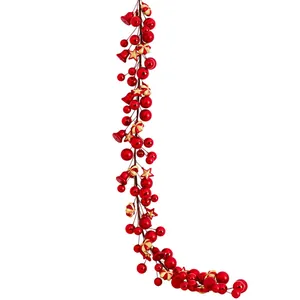 Guirlande de Noël festive rouge et or avec cloches et boules pour la décoration