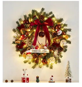 Couronne de Noël festive avec lumières chaudes, rubans bordeaux et pommes de pin.